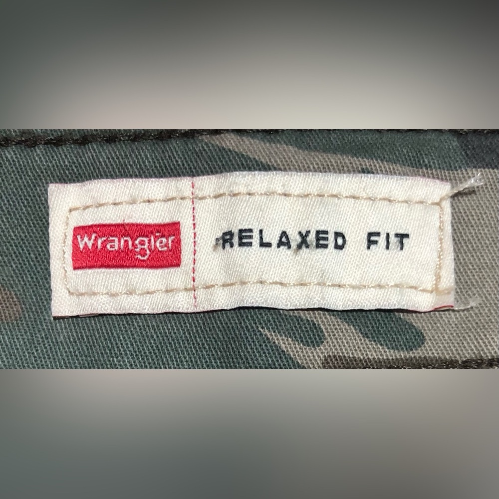 Wrangler Green Camo Cargo Tech Shorts Sz. 44 - Picture 7 of 7